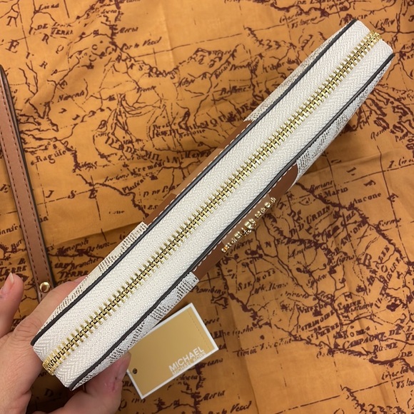 Brand New Michael Kors Large Travel Continental White/Lugg Center Stripe Wallet - Picture 9 of 15